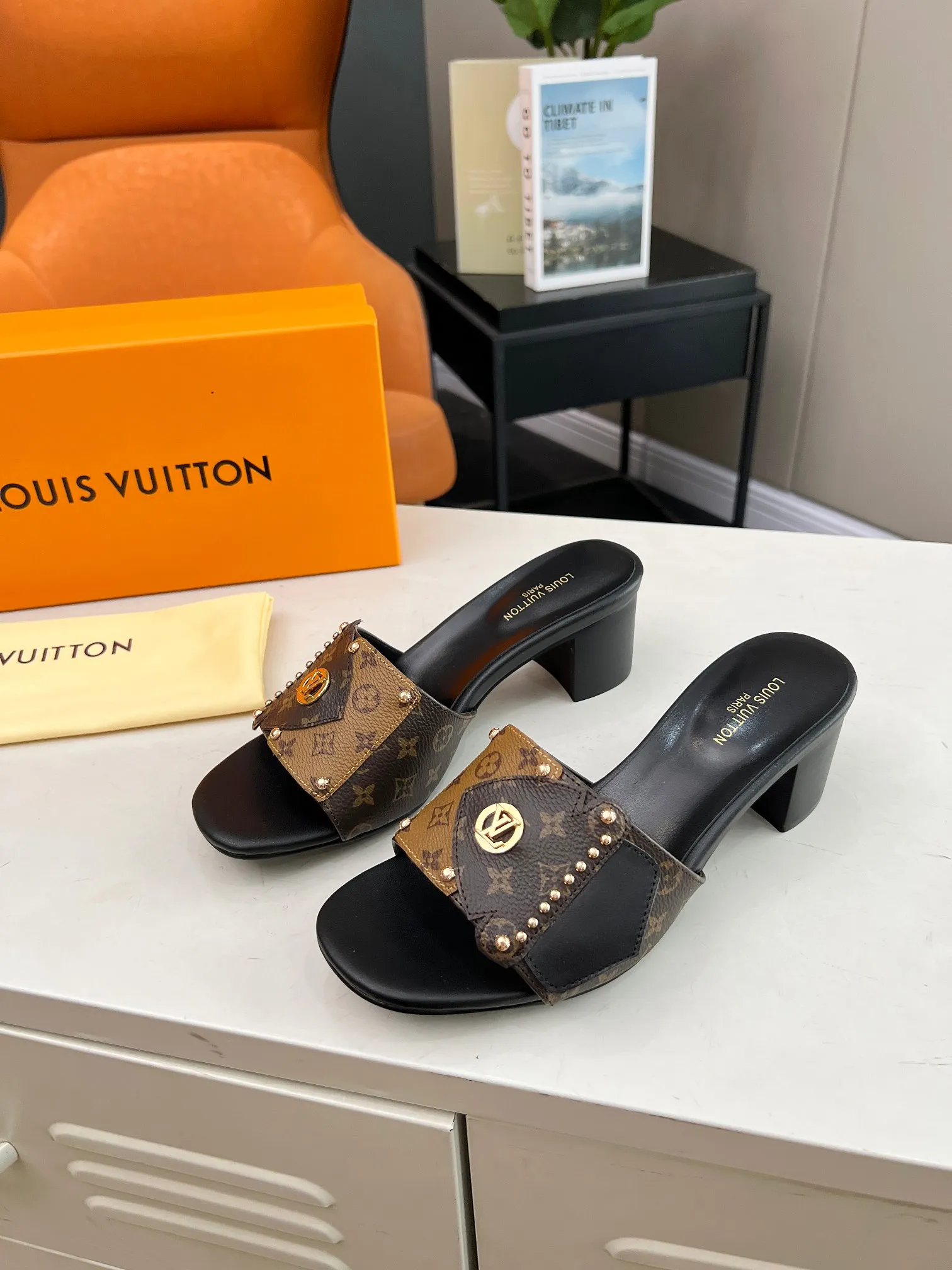 💕💕Factory direct selling price p400💕💕 Vuitton Louis Vuitton's latest 2024 spring and summer style. This LV Frame flat sandal is combined with Monogram and Monogram Reverse canvas, showing a fashionable and comfortable style. The wide front strap is embellished with studs and the LV Circle logo, echoing the opening and closing design of the Camera Box bag, and a durable leather outsole completes the look. Bringing a different visual feast to the hot summer Color: Brown White Size: 35 to 40 (4142 43 44 can be customized, non-returnable and non-exchangeable) (Genuine leather bottom can be customized +40) (Genuine leather bottom can be customized +30)